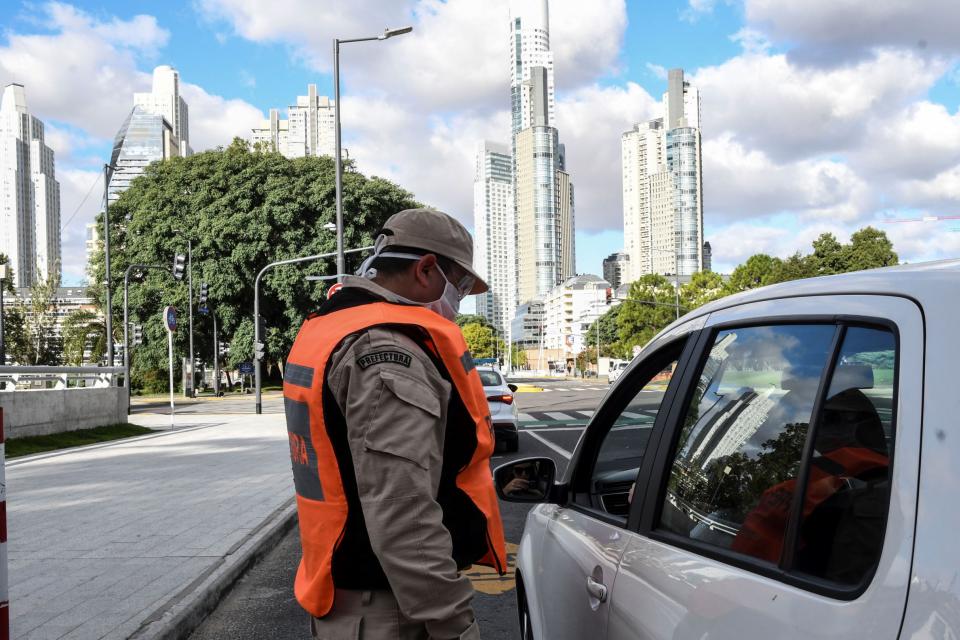 Las empresas que realizan actividades y servicios “esenciales” ahora podrán solicitar los beneficios de los programas de asistencias
