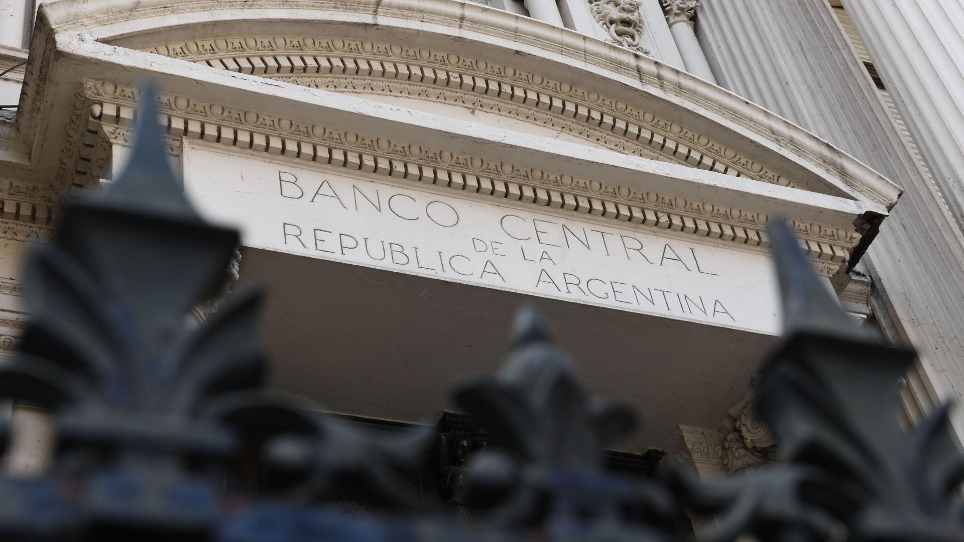 El BCRA establece restricciones para el acceso al Mercado de Cambios para el pago de deudas con el exterior y para otros conceptos