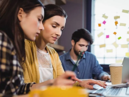 Prensa | Empresas pagan sueldos desde $600.000 a los que recién arrancan: qué hay que saber para aplicar (iProUp 27.10.2023)