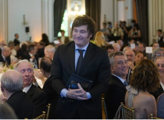Prensa | Ni gradualismo ni término medio: empresarios del «círculo rojo» advierten a Milei (iProfesional 21.12.2023) Prensa | Ni gradualismo ni término medio: empresarios del «círculo rojo» advierten a Milei (iProfesional 21.12.2023)