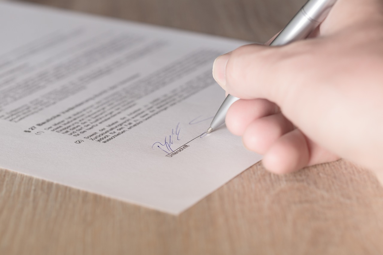 Suspensión del contrato laboral y liquidación de la prima de servicios.