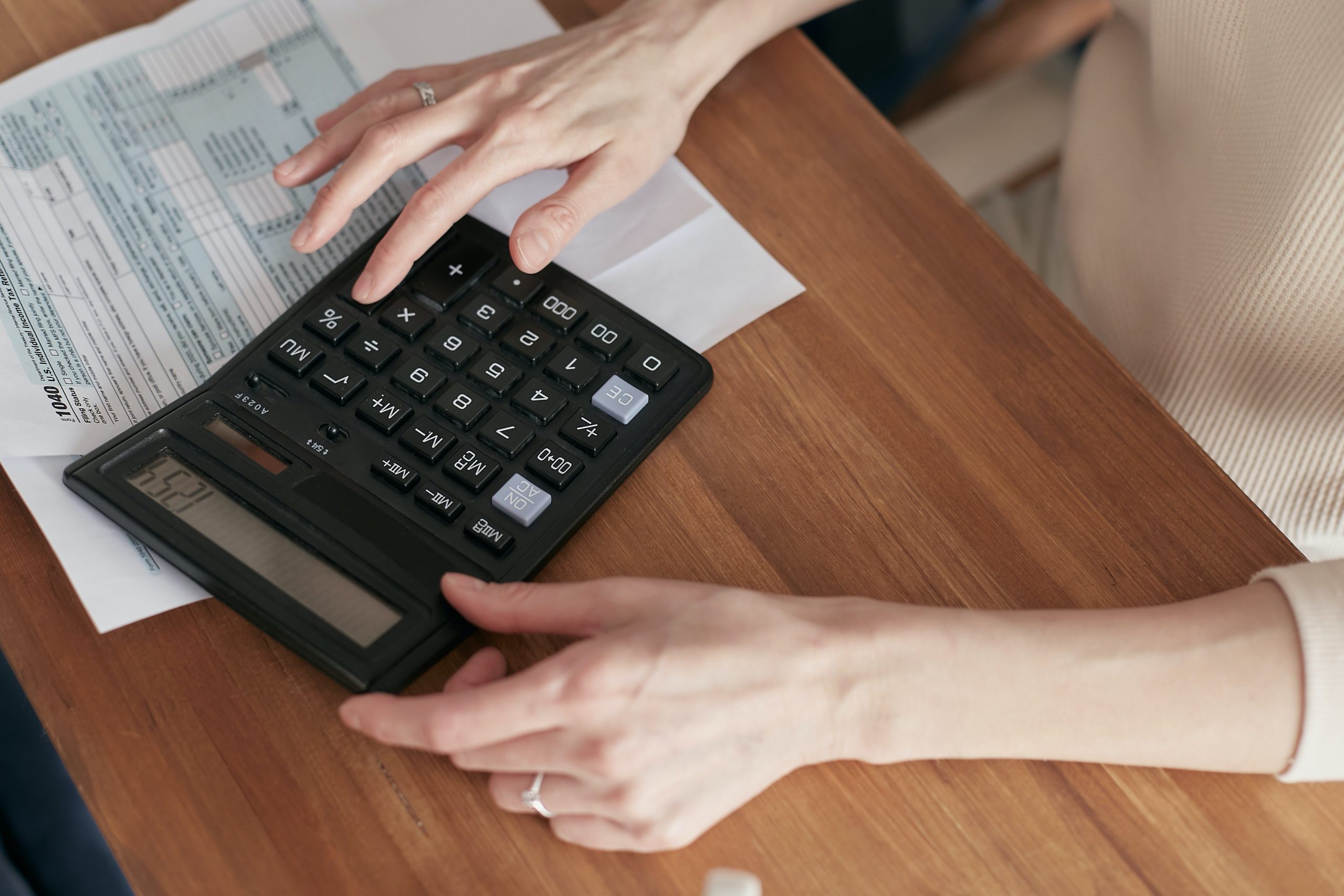 Calendario para implementar límite de 5 UVT como monto máximo para expedir documentos generados por registradoras con sistema POS.