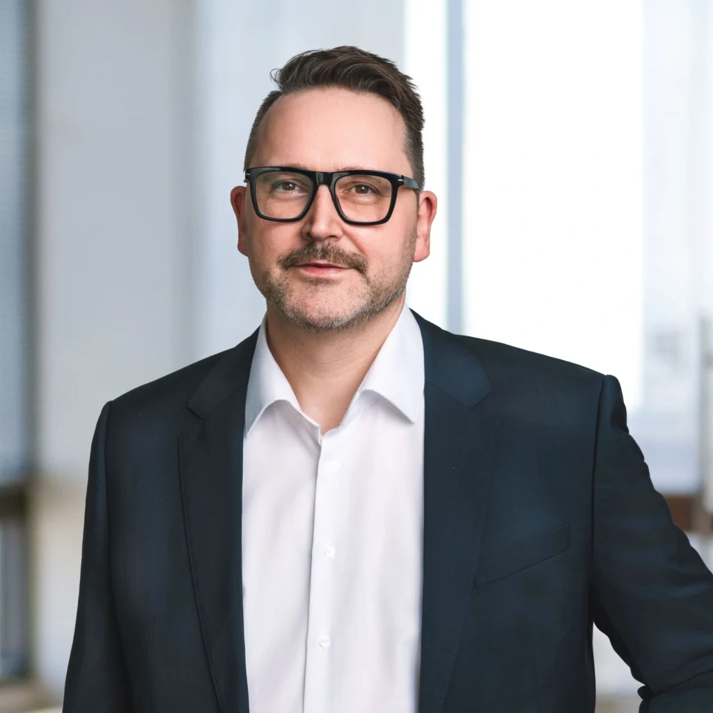 Alexander Schabowski, Steuerberater bei Auren Deutschland in Berlin, im Büro