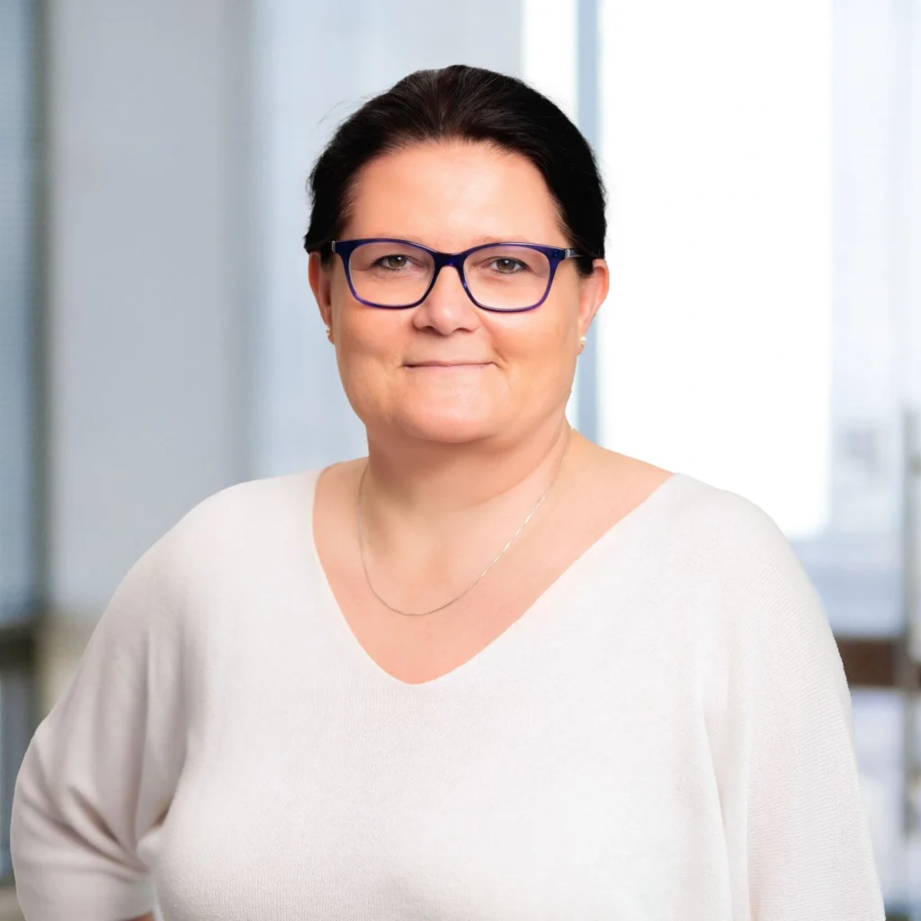 Birgit Ennemoser, Geschäftsführerin Personal Services bei Auren Deutschland in Stuttgart, im Büro