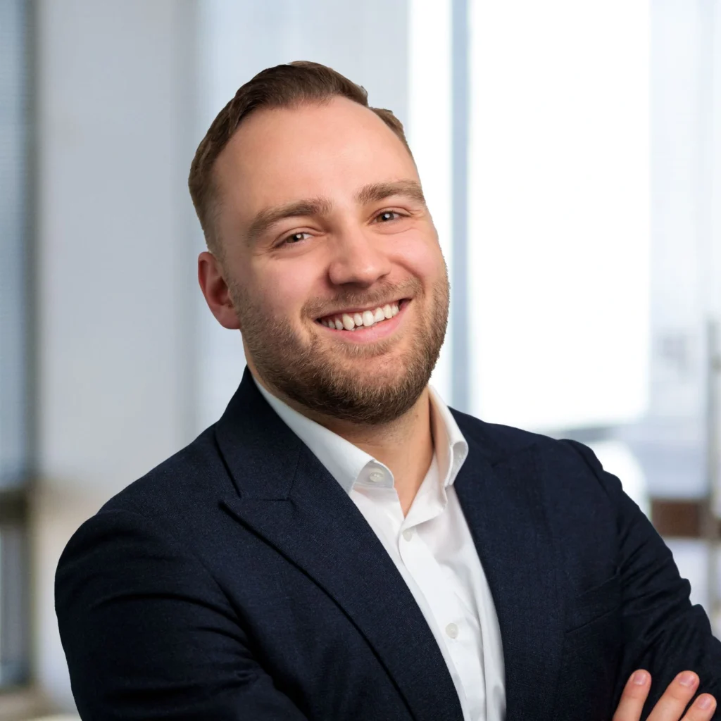 Oscar Silcher, Rechtsanwalt bei Auren Deutschland in Stuttgart, im Büro