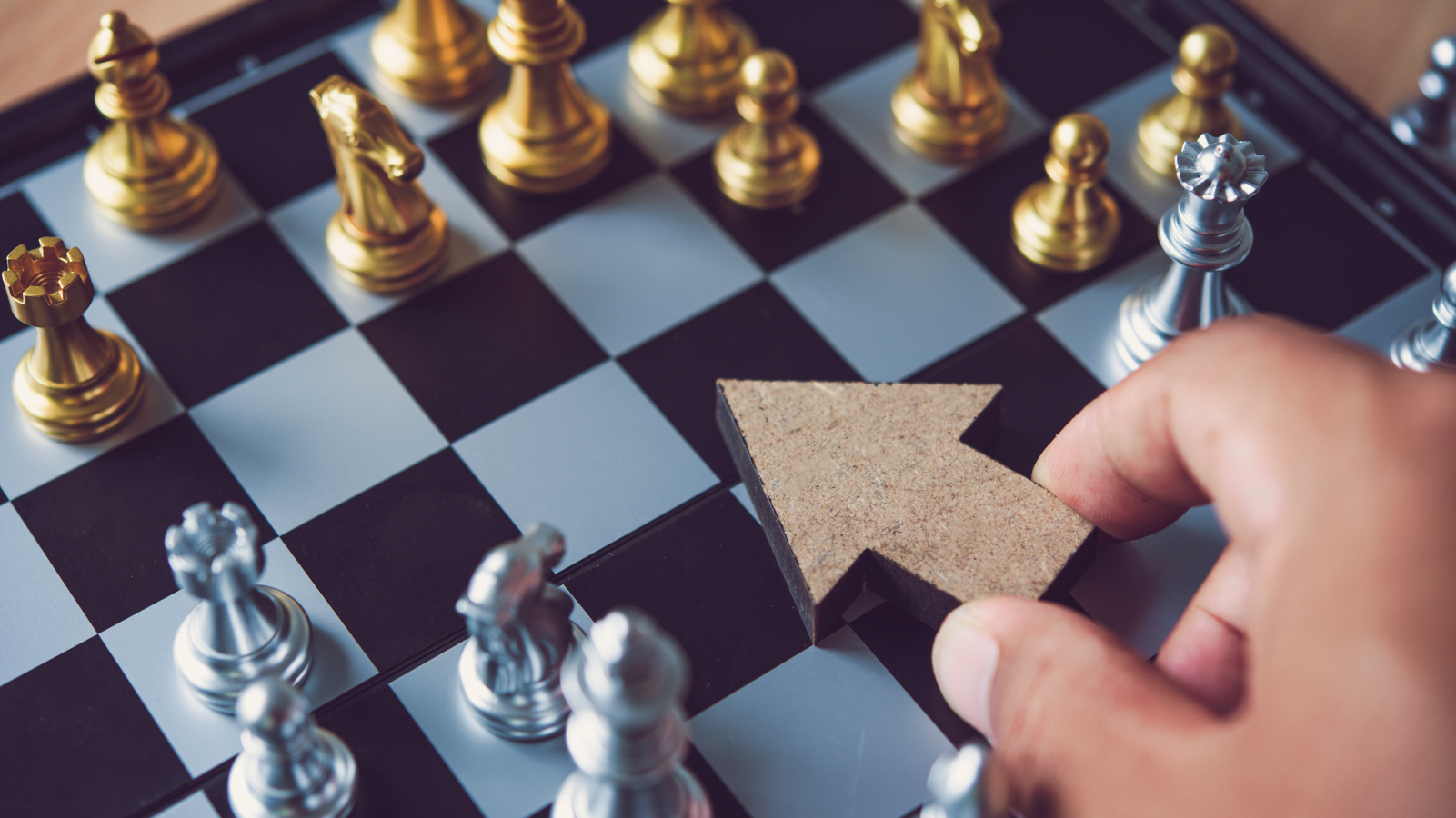 Navigating between Geopolitics and Geoeconomics: a Strategic Guide for International Companies Navigating between Geopolitics and Geoeconomics: a Strategic Guide for International Companies